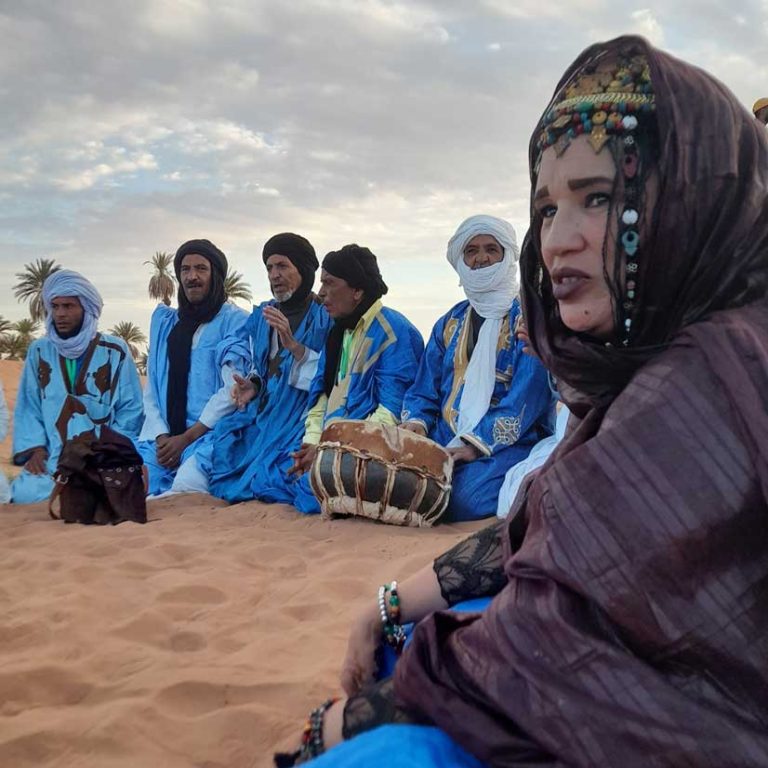 Vive el Festival Zamane en M'hamid el Ghizlane, un evento único de música y folklore que forma parte del Festival Taragalte en el desierto del Sáhara, Valle del Drâa, Zagora y Erg Cheggaga