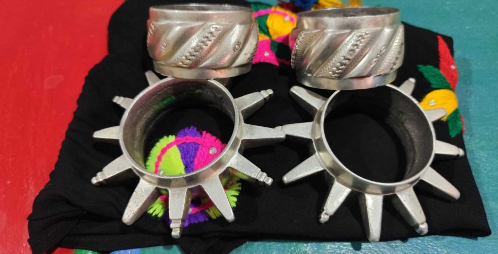 Descubre la cultura bereber en Merzouga (Erg Chebbi) con visitas a la asociación de mujeres y la Cooperativa Tismarte, incluyendo una inmersión única en la tradición de la boda bereber durante nuestros viajes en femenino