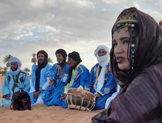 Festival de música y folklore tradicional en Marruecos, con vestimentas y ritmos autóctonos