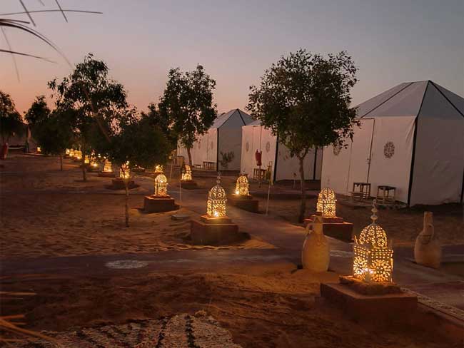 Vive una noche inolvidable en jaima de lujo en el desierto de Merzouga (Erg Chebbi), con paseos en dromedario, puestas de sol en las dunas y fiestas tribales bereberes alrededor del fuego durante un viaje a medida, en pareja, en familia o grupal